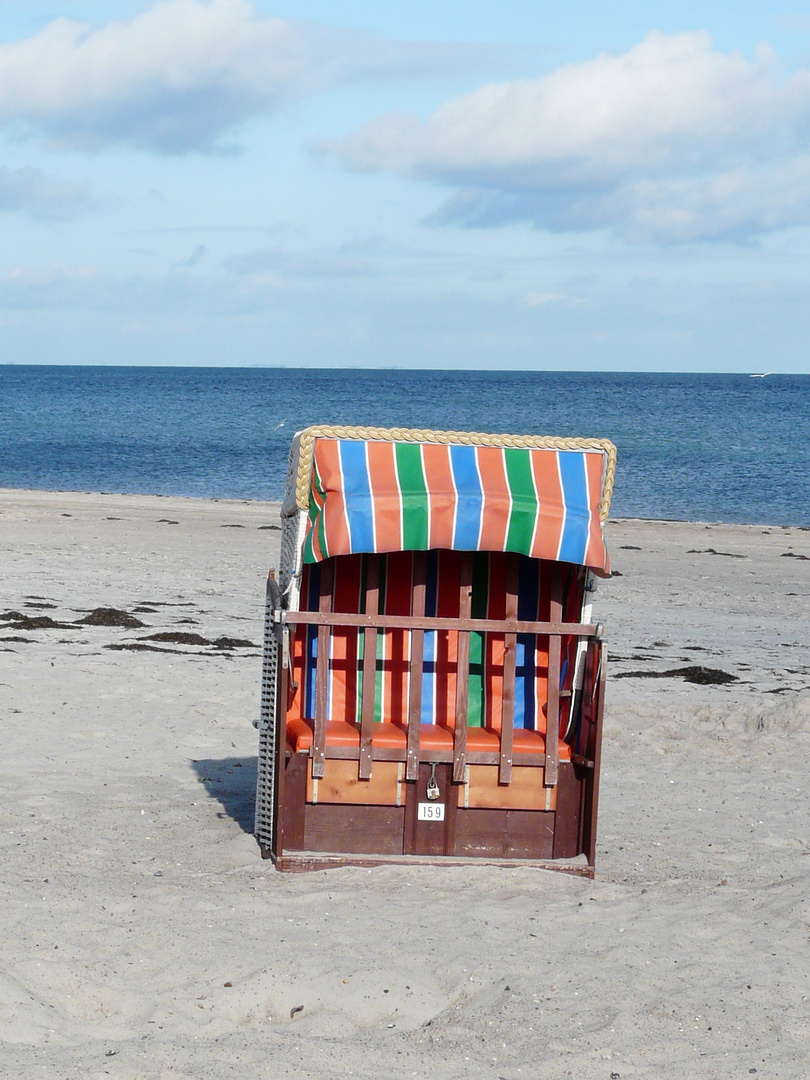 Einsamer Strandkorb an der Ostsee