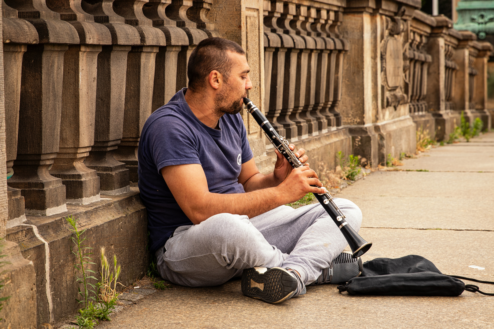 Einsamer Straßenmusiker an der Spree