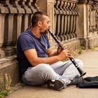 Einsamer Straßenmusiker an der Spree