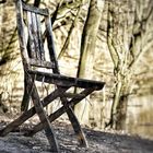 Einsamer Stuhl am See