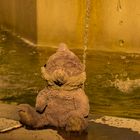 Einsamer Teddy am Brunnen