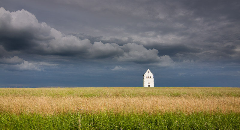 Einsamer Turm inmitten von Feldern