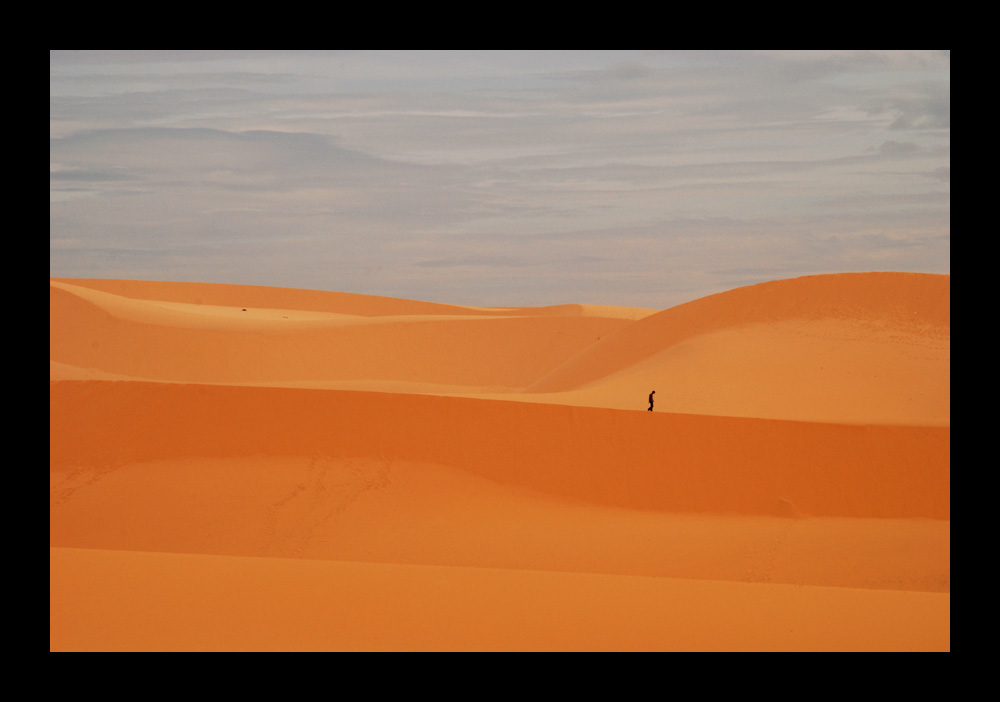 Einsamer Wanderer in den Dünen