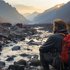 Einsamer Wanderer in einem Bergtal  (Midjourney)