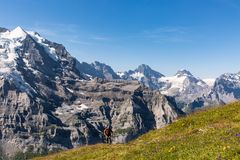 Einsamer Wanderer vor hochalpiner Kulisse