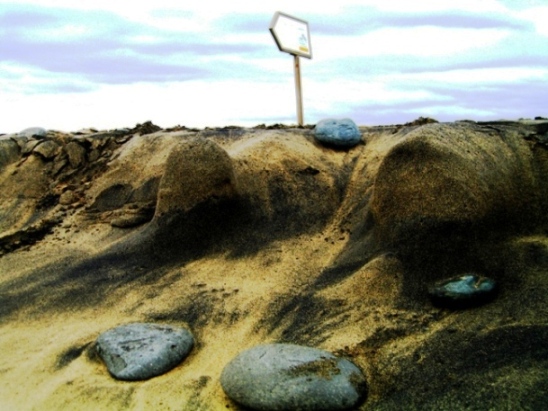 ~°einsamer Wegweiser am Strand°~