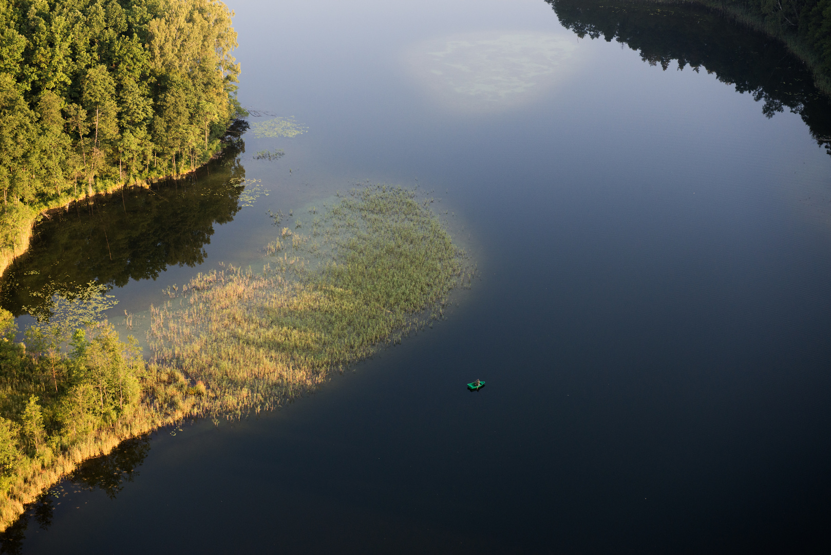 einsames Boot am Fluss