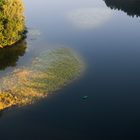 einsames Boot am Fluss