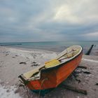 einsames Boot am Strand