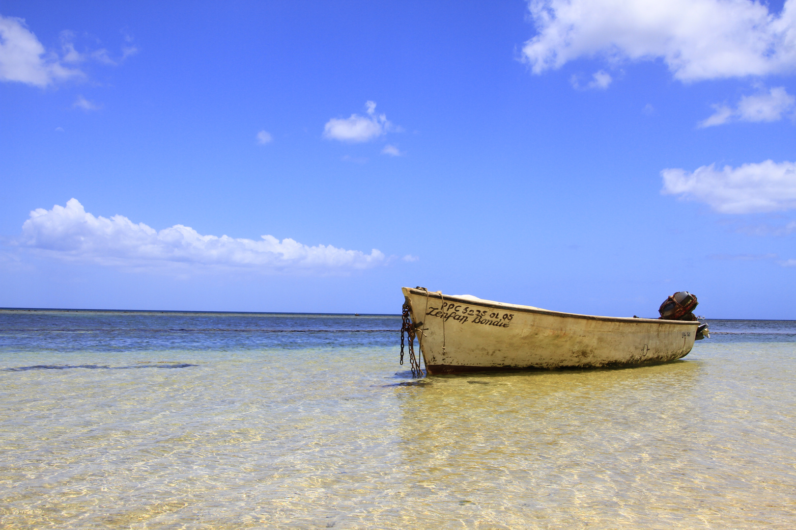 Einsames Boot auf Mauritius