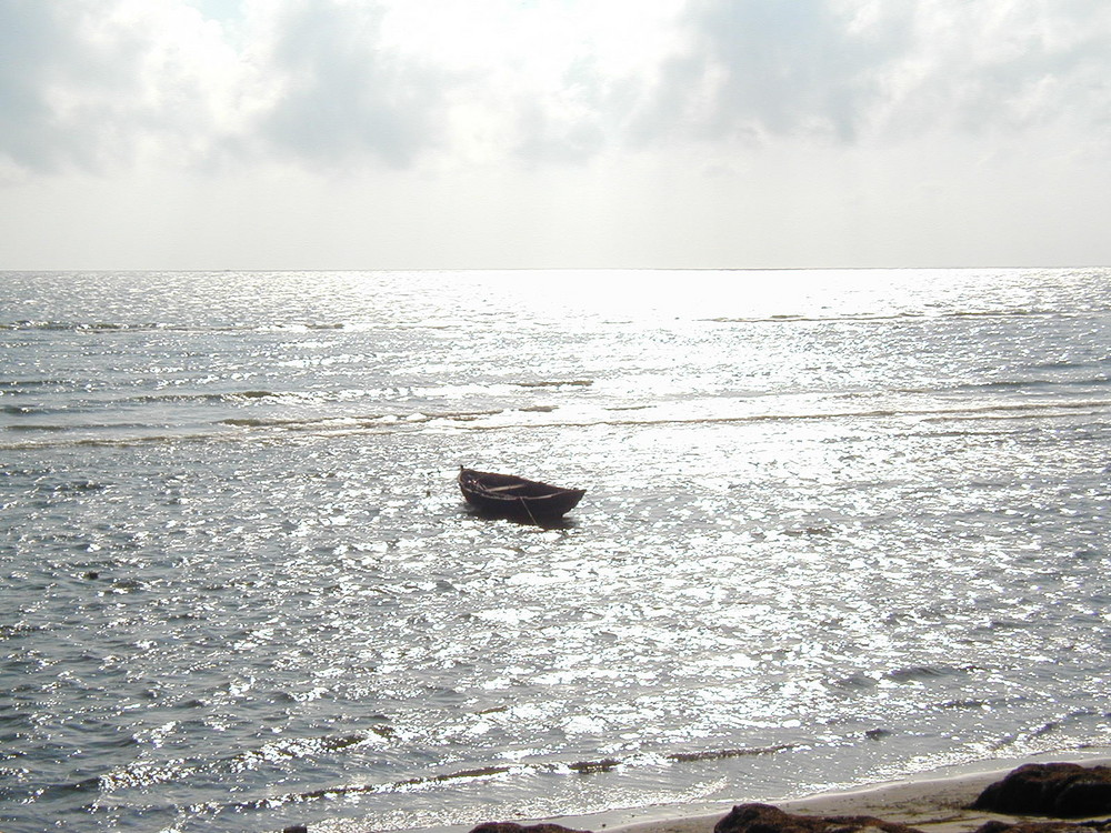 Einsames Boot bei untergehender Sonne