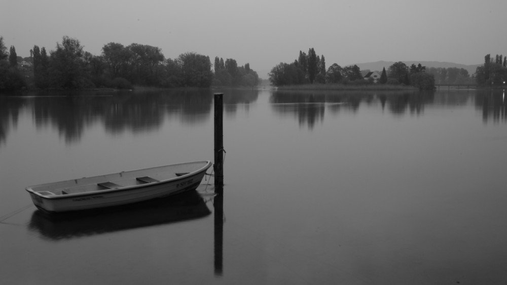 Einsames Boot genießt die Stille