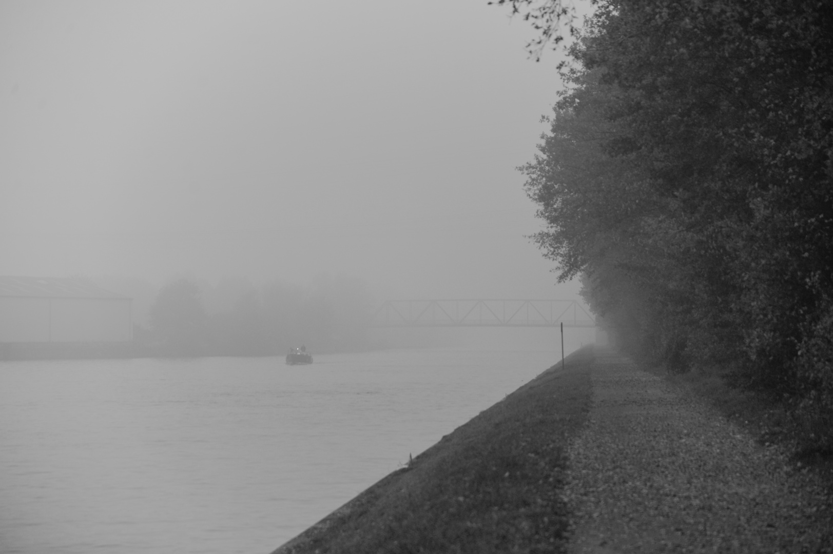 Einsames Boot im Nebel