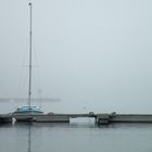 Einsames Boot im Nebel am Freizeitsee.