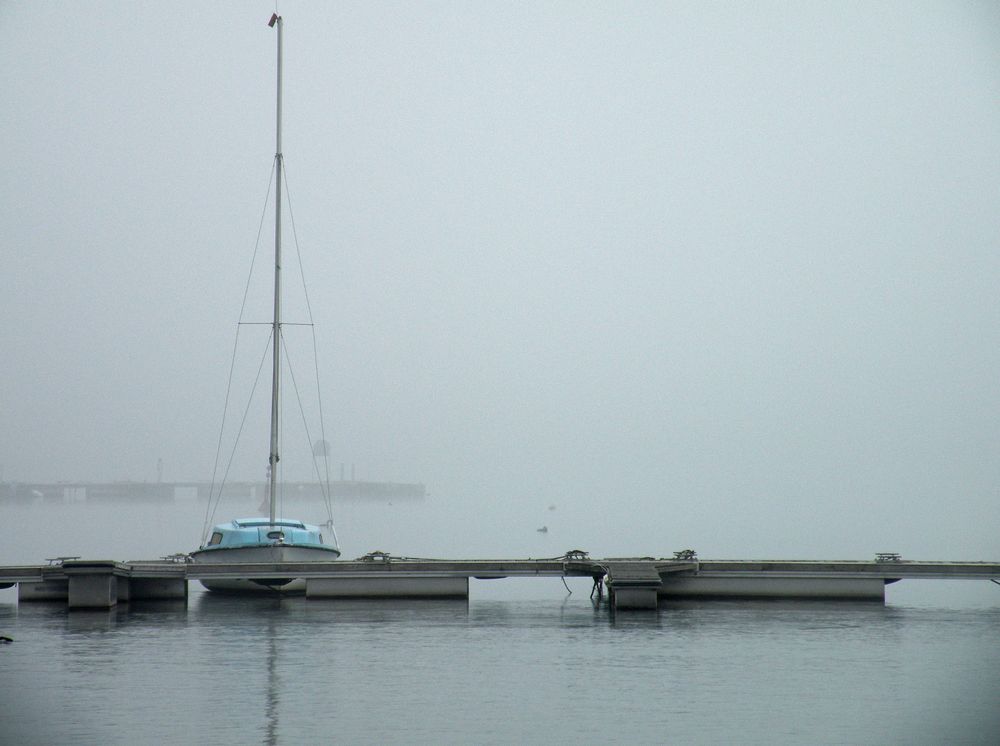 Einsames Boot im Nebel am Freizeitsee.