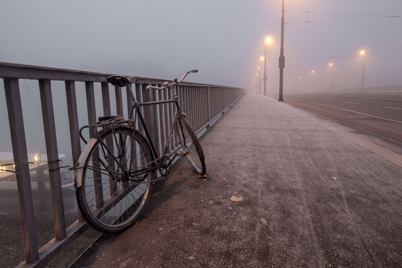 Einsames Fahrrad im nebligen Sonnenaufgang in Bremen