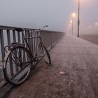 Einsames Fahrrad im nebligen Sonnenaufgang in Bremen
