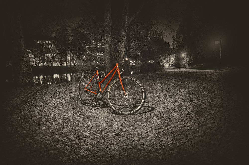 Einsames Fahrrad in der Dunkelheit
