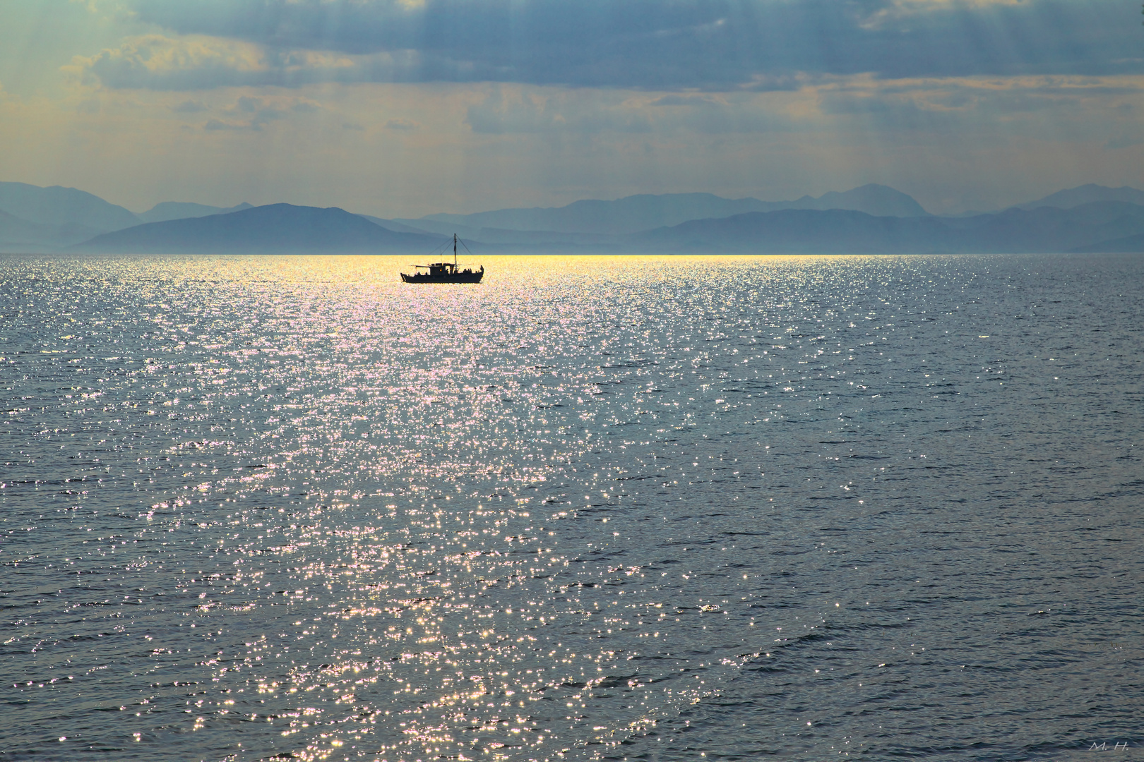 Einsames Fischerboot im Gegenlicht ...