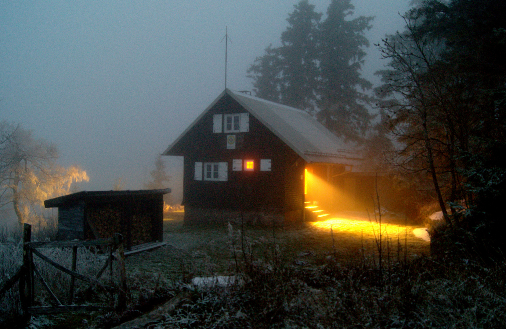 Einsames Häuschen in der Abenddämmerung