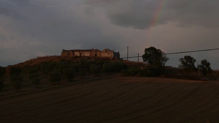 einsames Haus auf dem Hügel