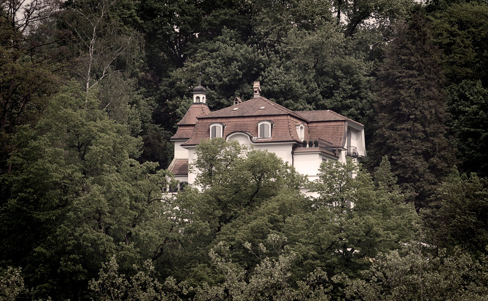 Einsames Haus im Wald