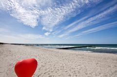 Einsames (Luftballon)-Herz am Strand