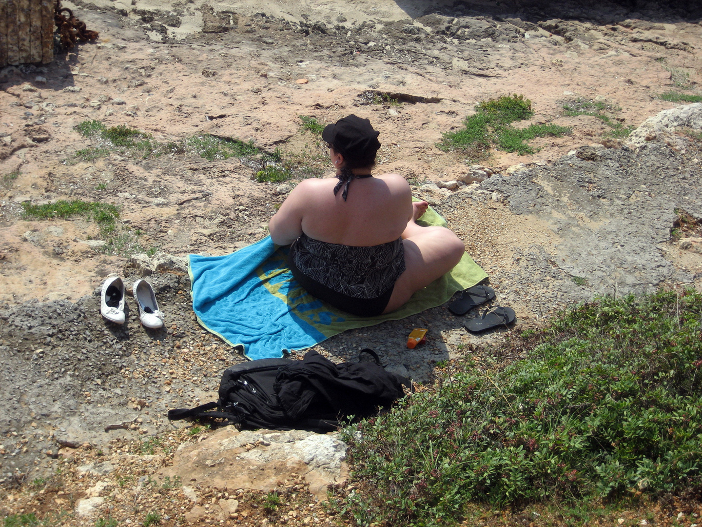 Einsames Mädchen am Strand