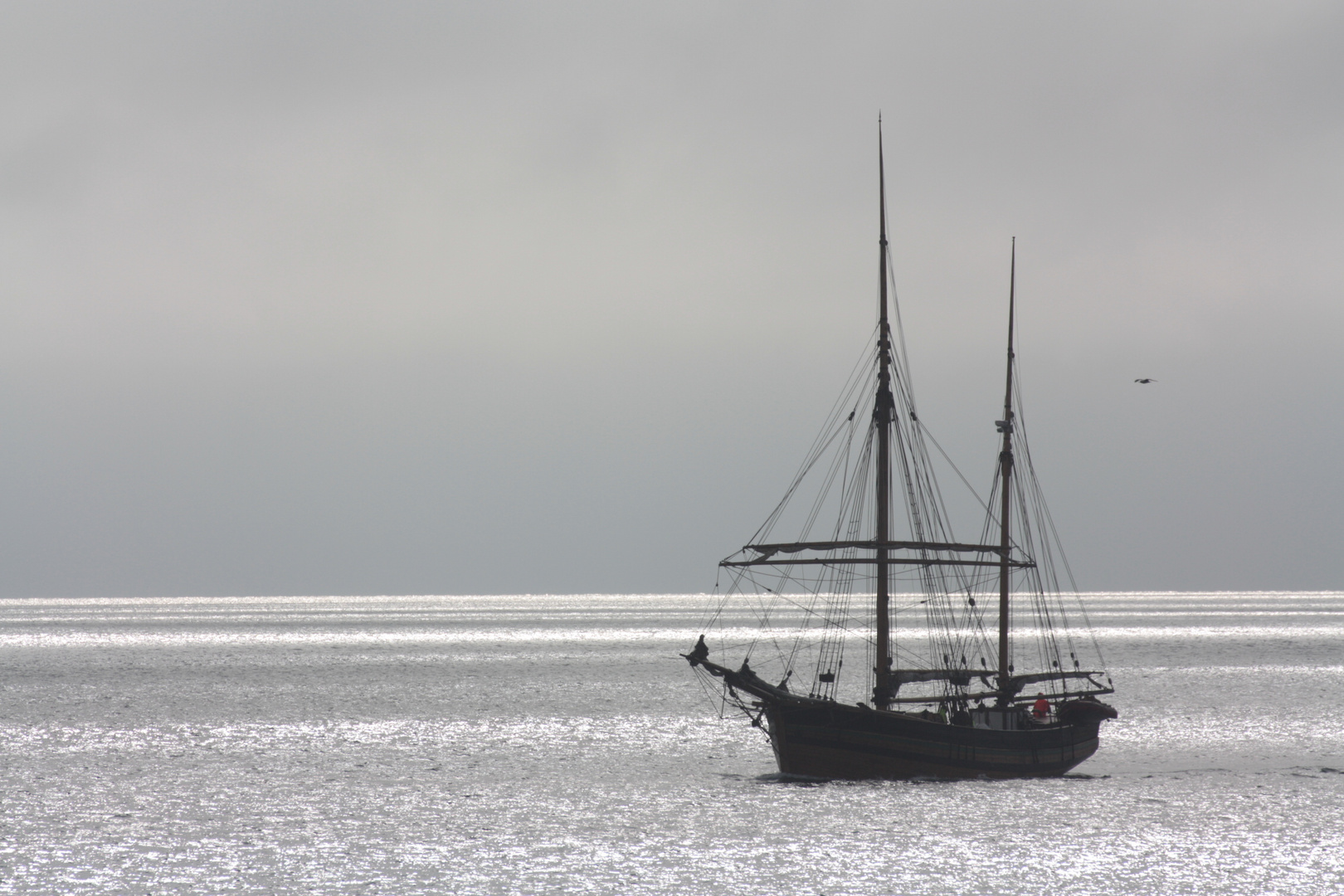 Einsames Schiff auf dem Hardangerfjord bei Nebel