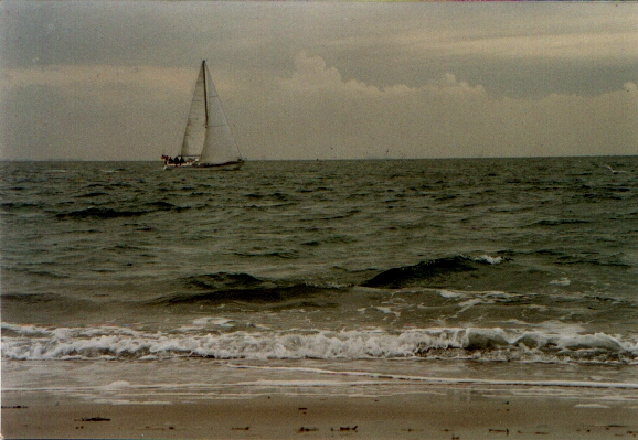 einsames Schiff in der fernen See...