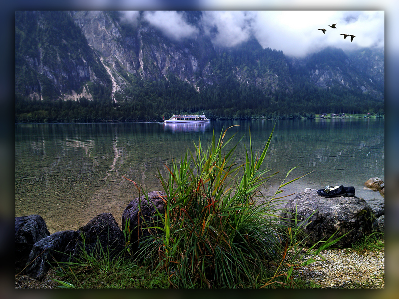 Einsames Schuhpaar am See