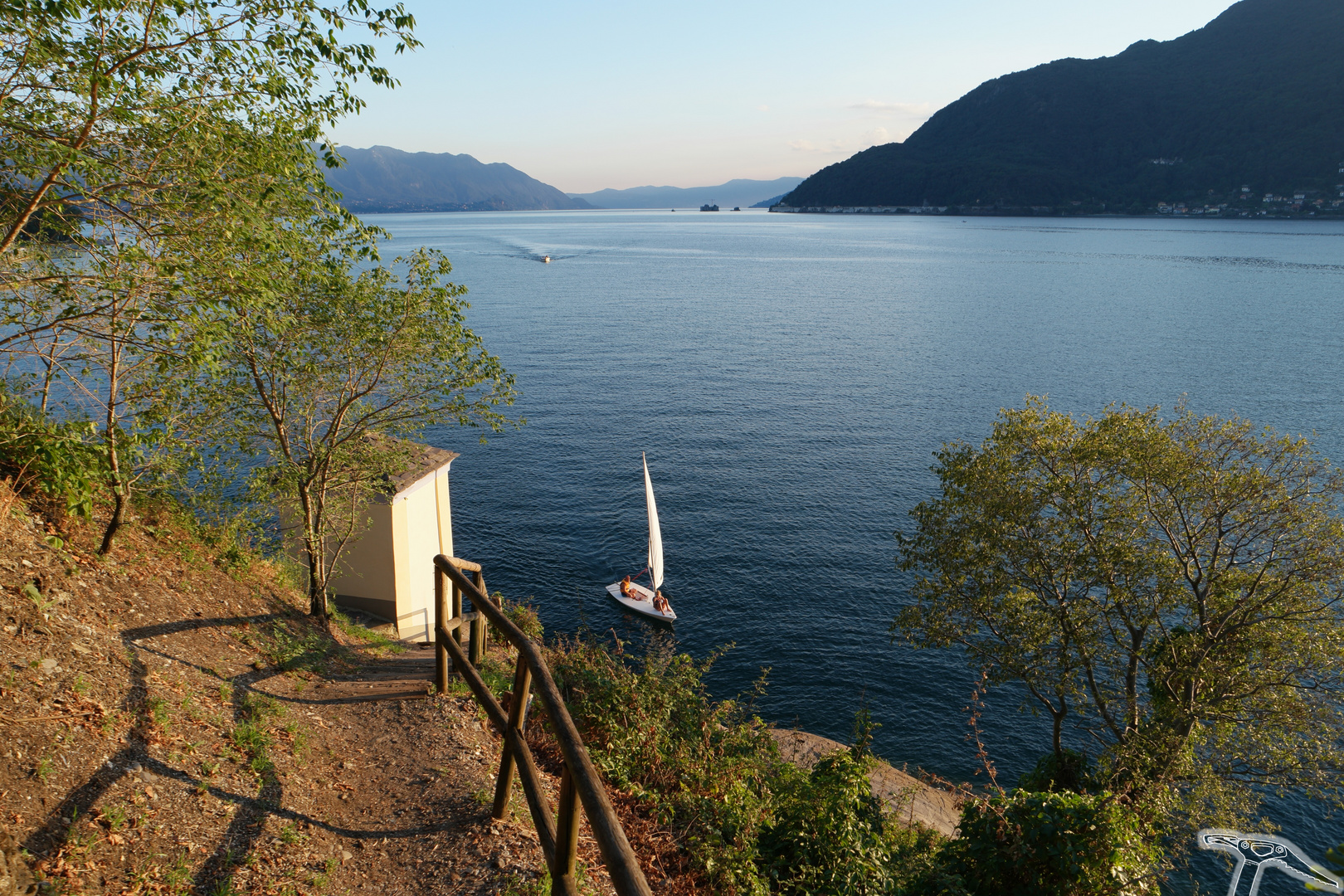 Einsames Segelschiff in der Abendsonne