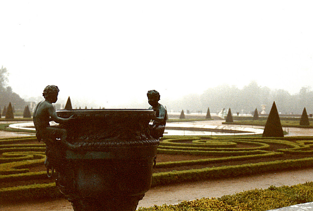 Einsamkeit bei Regen im Schloßpark von Versailles