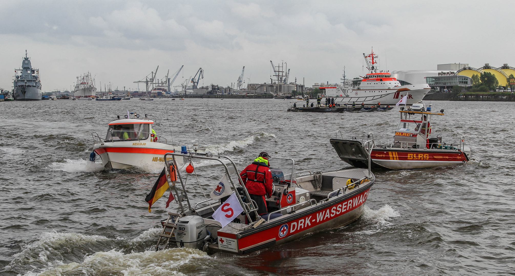 Einsatz auf der Elbe im Hamburger Hafen