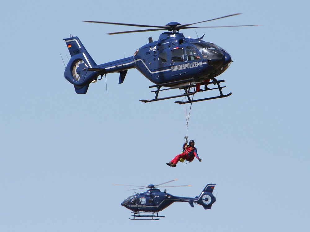 Einsatz für die Bundespolizei mit zwei EC 135 am Flughafen Hangelar