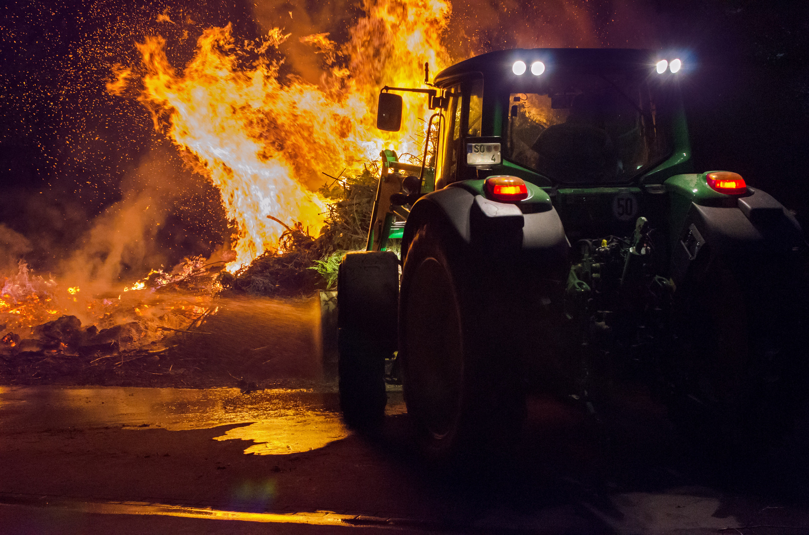 Einsatz zur Brandbeschleunigung: Osterfeuer