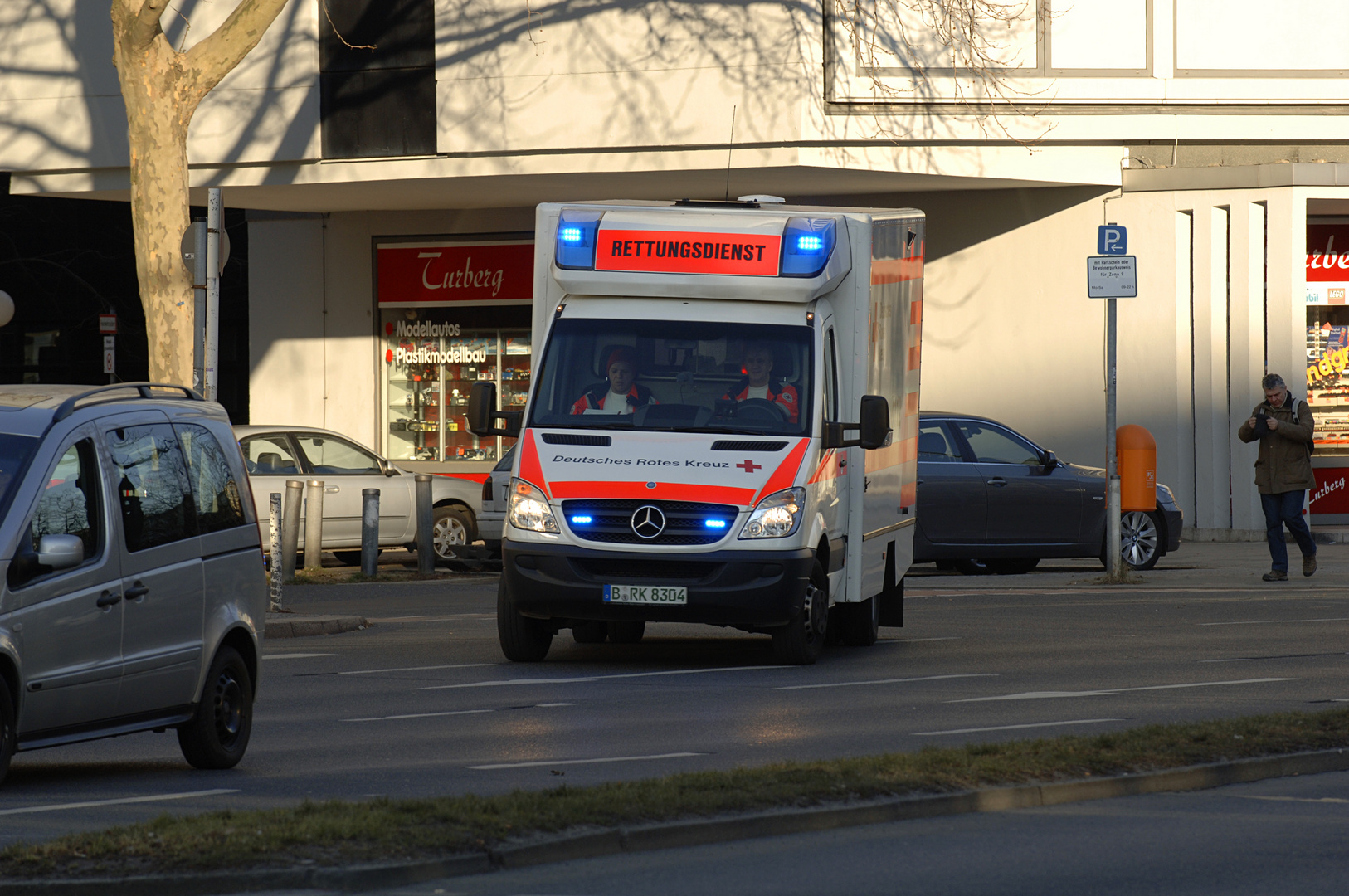 Einsatzfahrt des DRK - RTW der Rankewache in Berlin