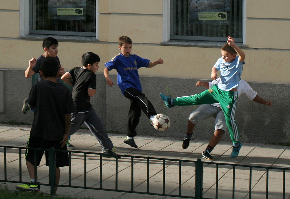 Einsatzfreudige Straßenfußballer in Rudolfsheim