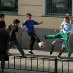 Einsatzfreudige Straßenfußballer in Rudolfsheim