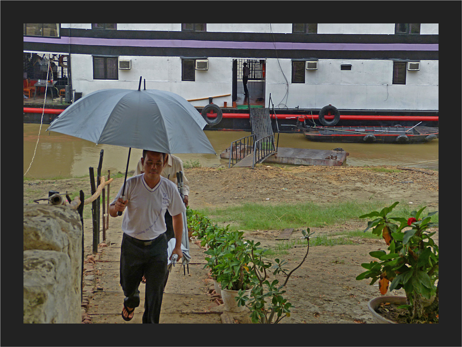 Einschiffen in Bagan bei Regen