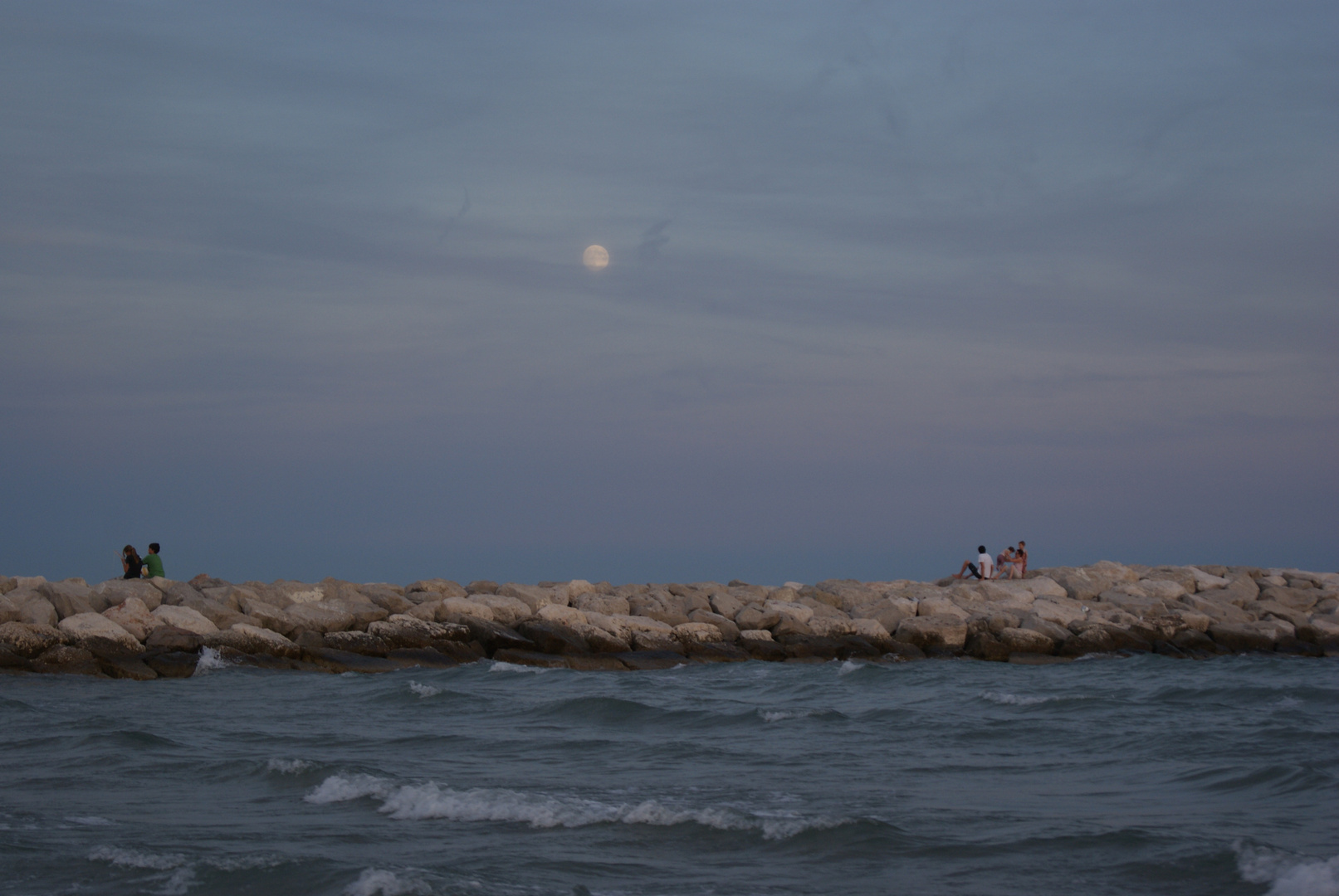 Einsetzen der Dämmerung über einen Strand nahe bei Venedig