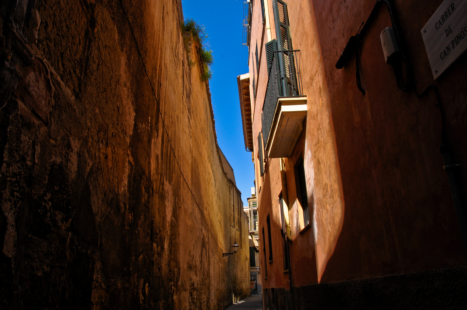 Eintauchen in Palma: Leuchtende Farben in dunklen Gassen...