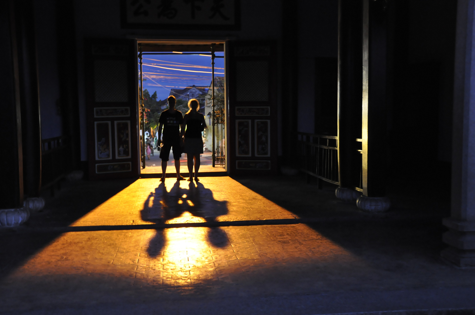 Eintritt in den Tempel beim Sonnenuntergang