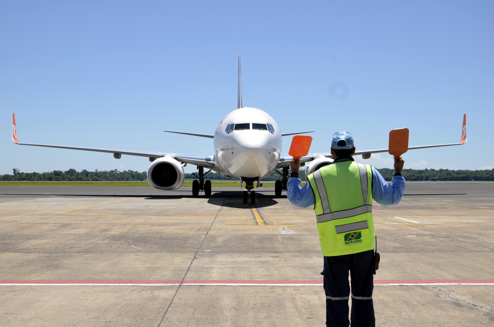 EINWEISUNG AUF DEM KLEINEN FLUGHAFEN VON IGUAZU IN BRASILIEN