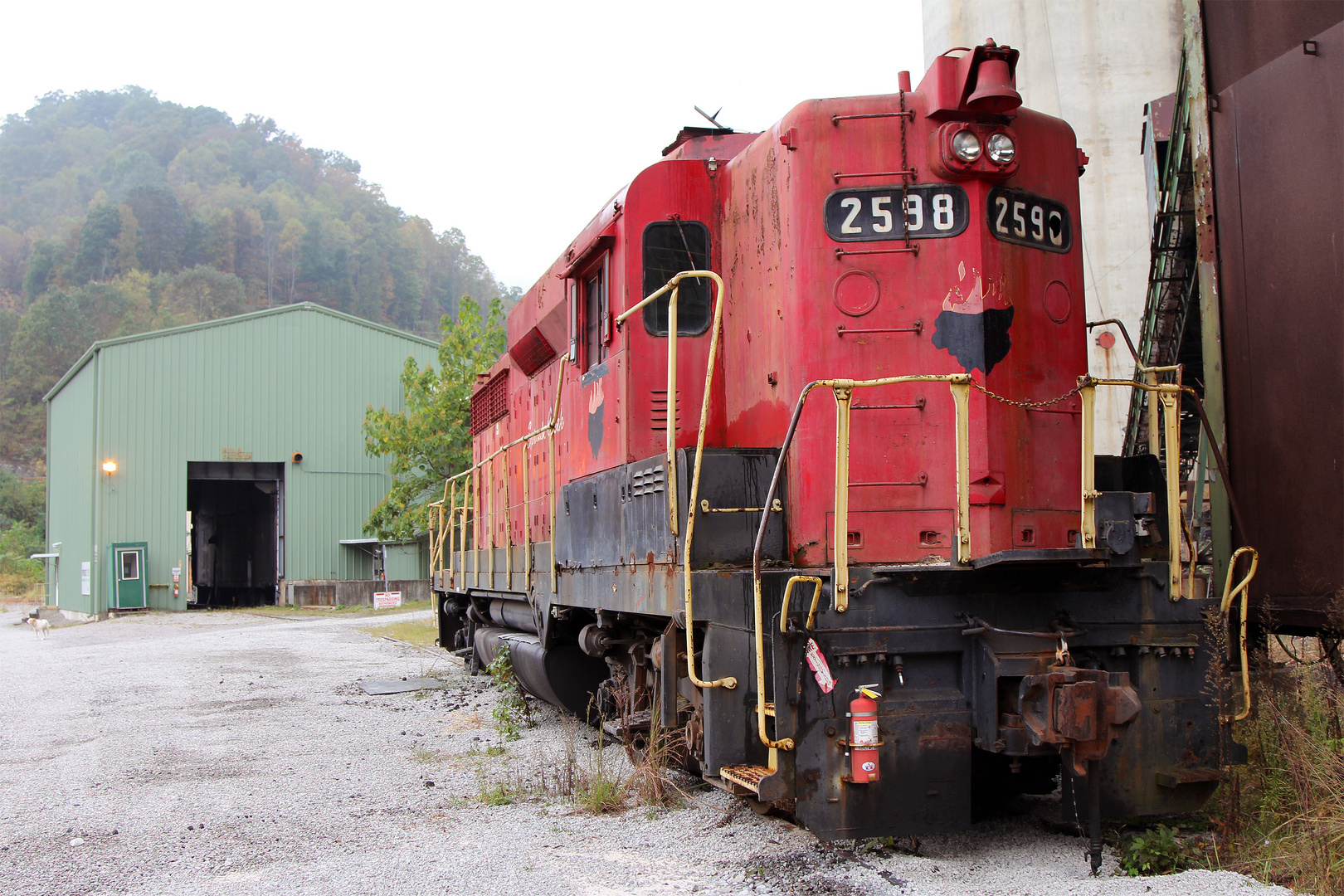 Einzige Lok der Sprouse Creek Coal Mine, EMD GP30HH #2598 auf dem Firmengelände