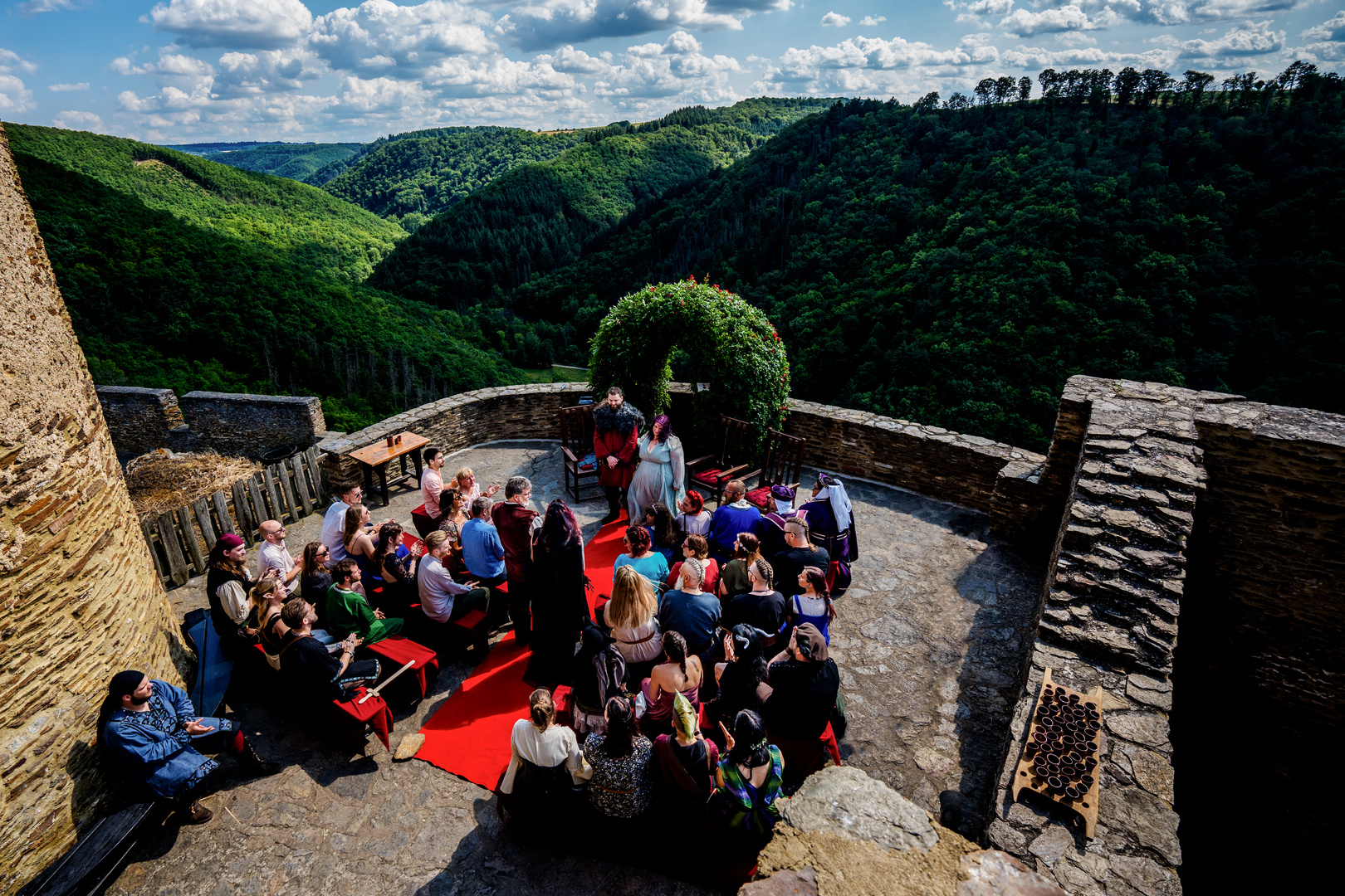 Einzug der Freien Trauung bei einer Hochzeit auf der Ehrenburg an der Mosel