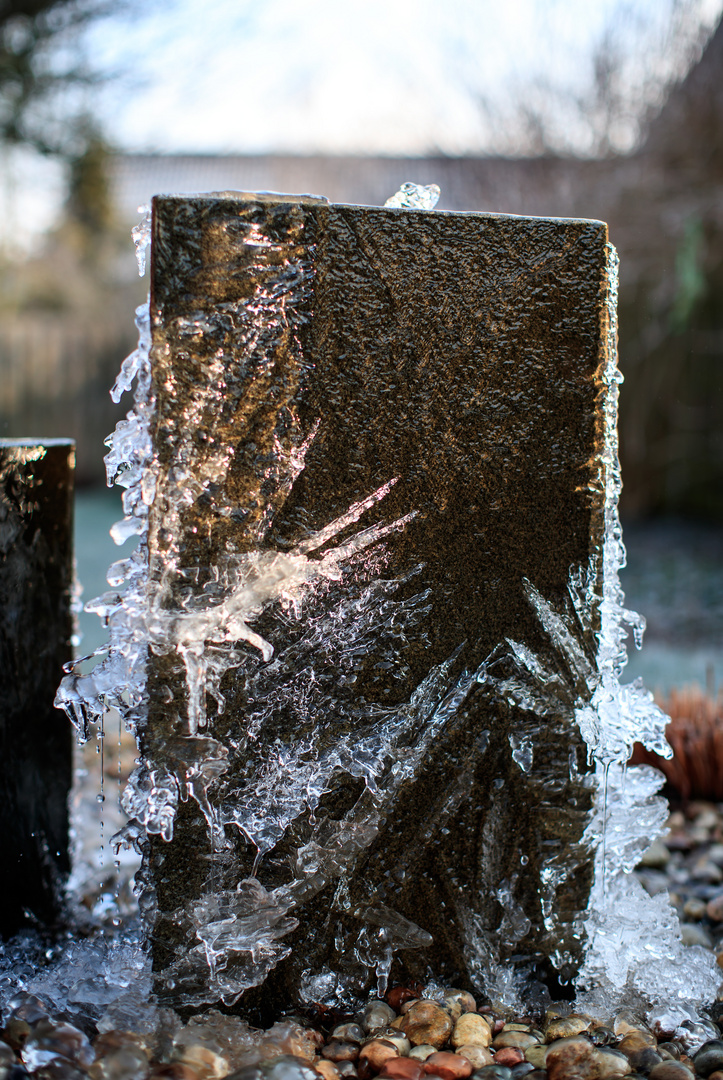 Eis am Brunnen - mit Sonne 