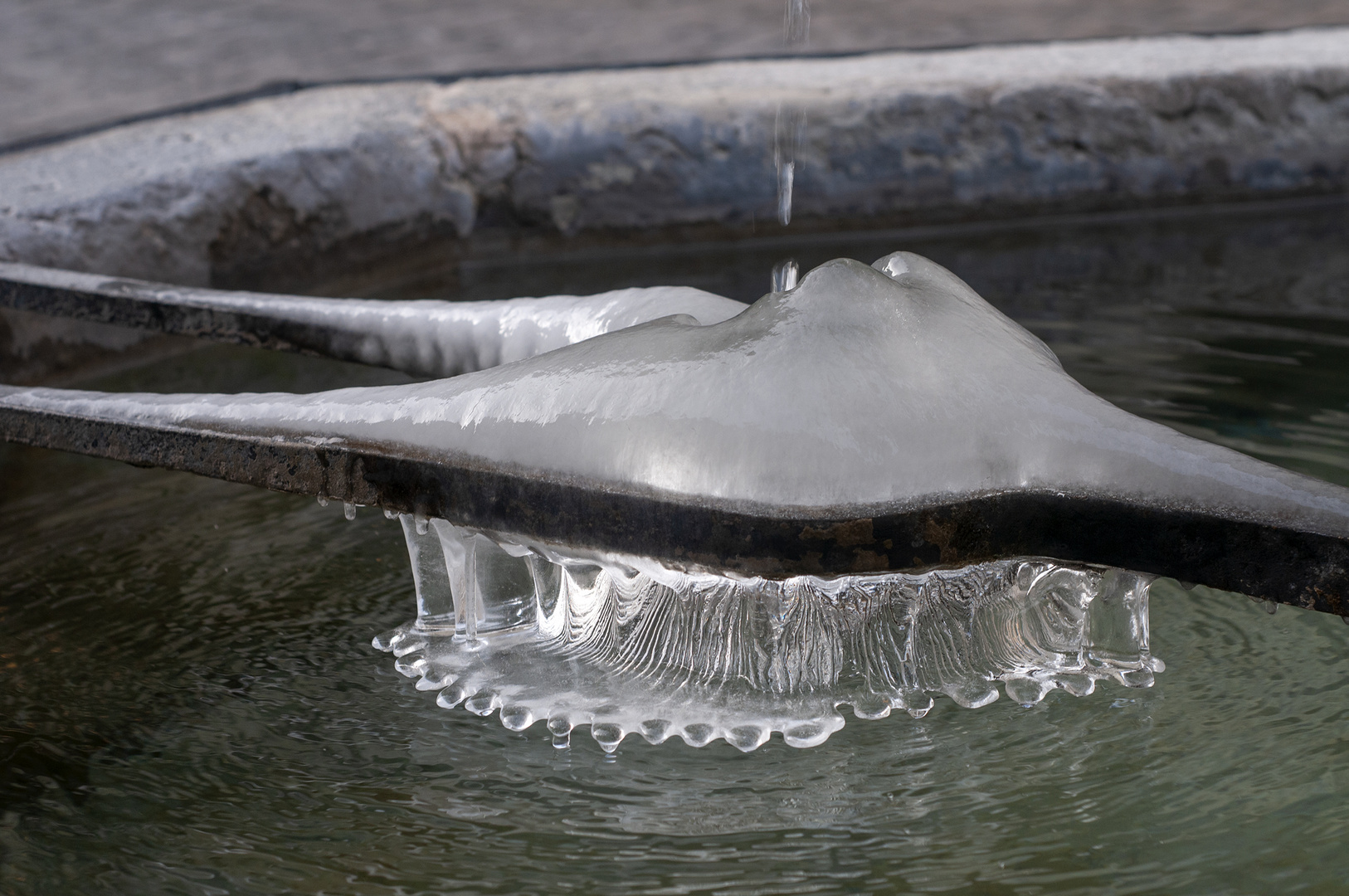 Eis am Gerechtigkeitsbrunnen