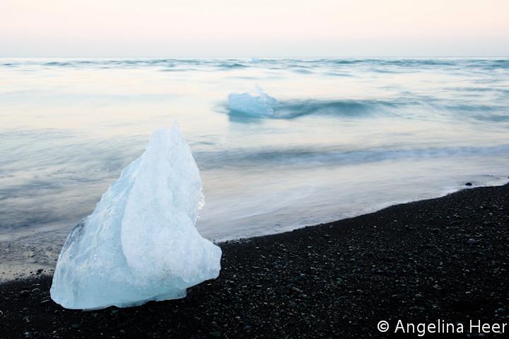 Eis am schwarzen Strand