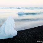 Eis am schwarzen Strand